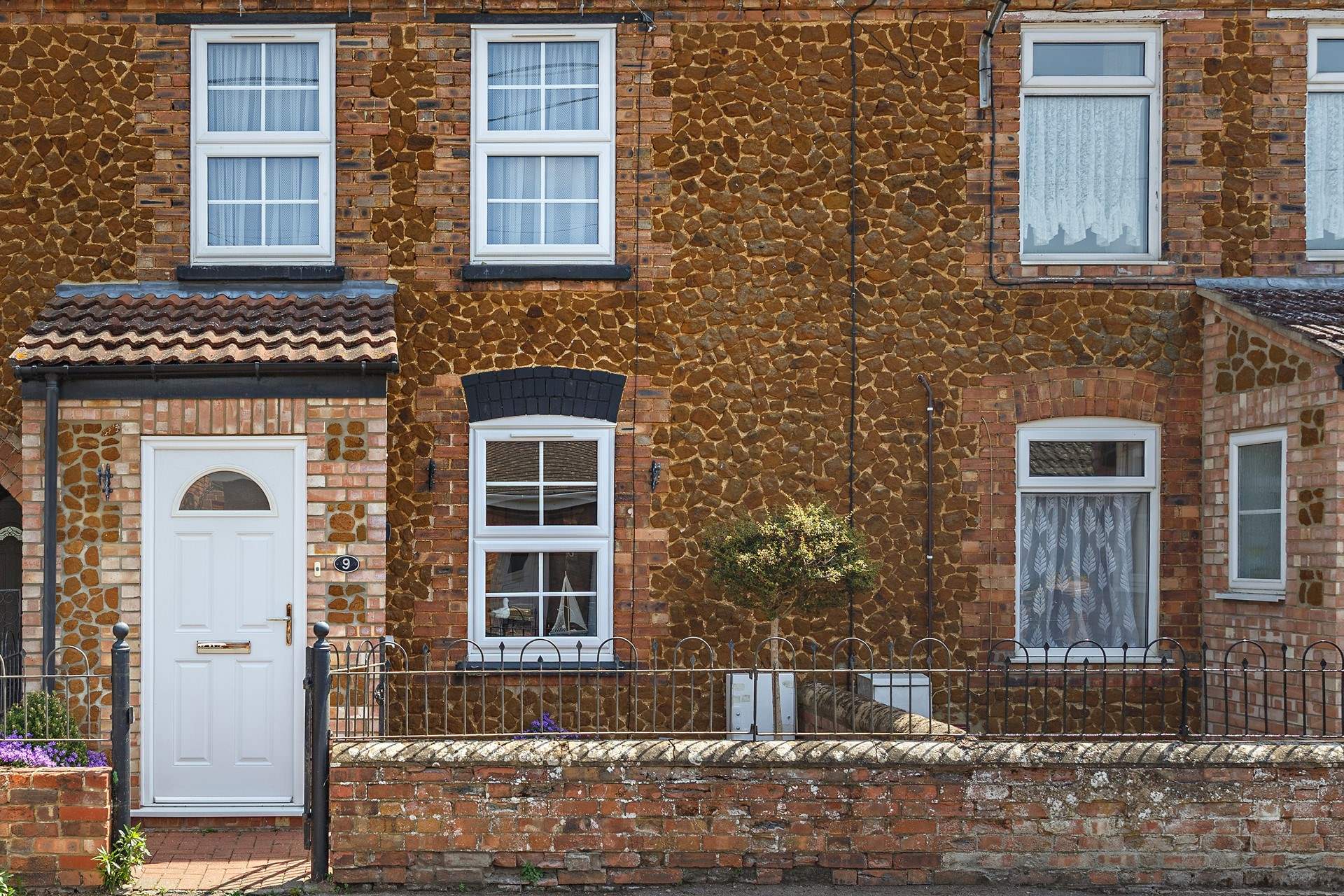 Pretty Bee's Cottage welcomes you to Heacham. 