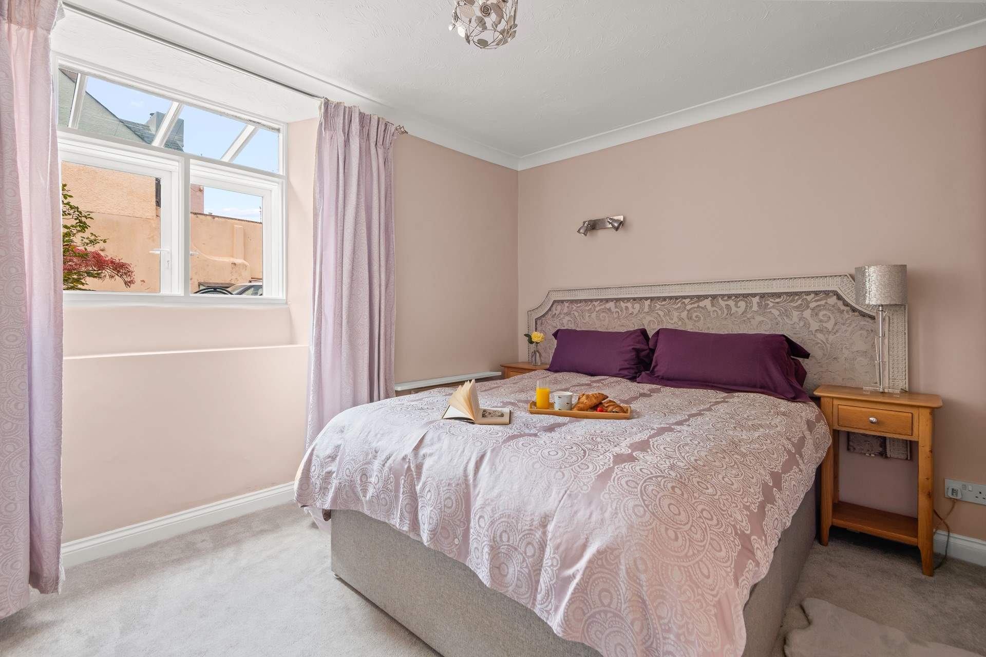 The bedroom offers light, space and comfort.