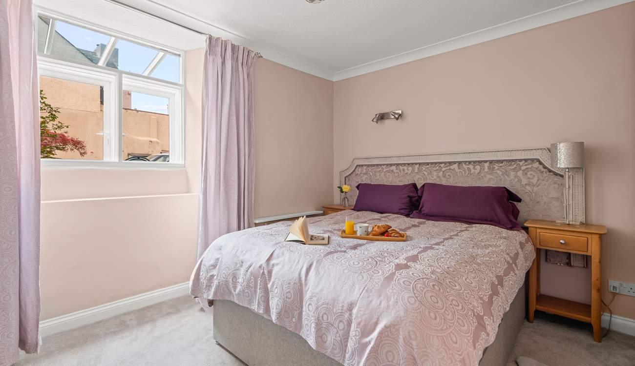 The bedroom offers light, space and comfort.