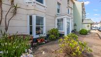 The Sandy Den is a ground floor apartment which boasts a central beachside location in Shaldon.