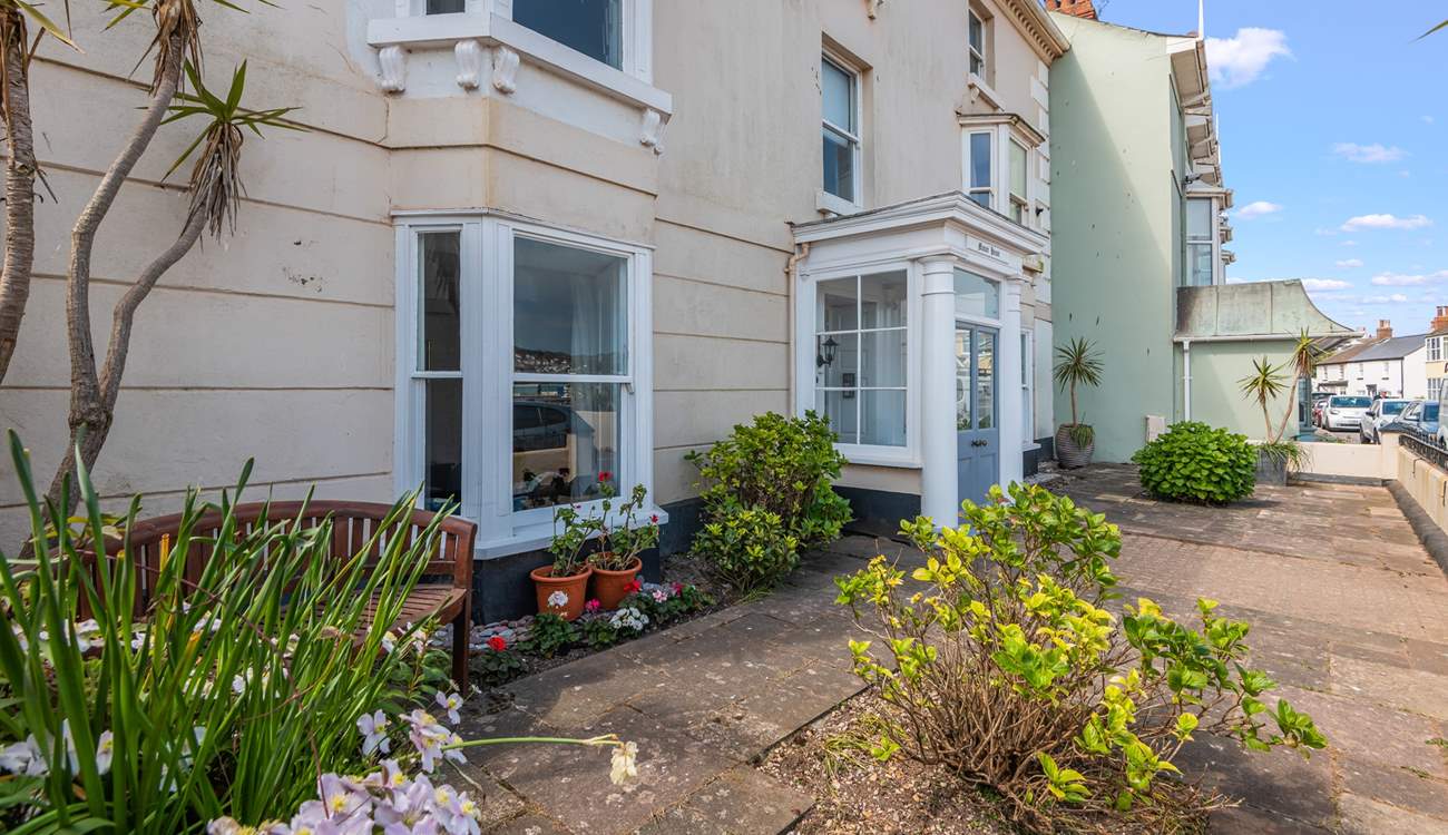 The Sandy Den is a ground floor apartment which boasts a central beachside location in Shaldon.