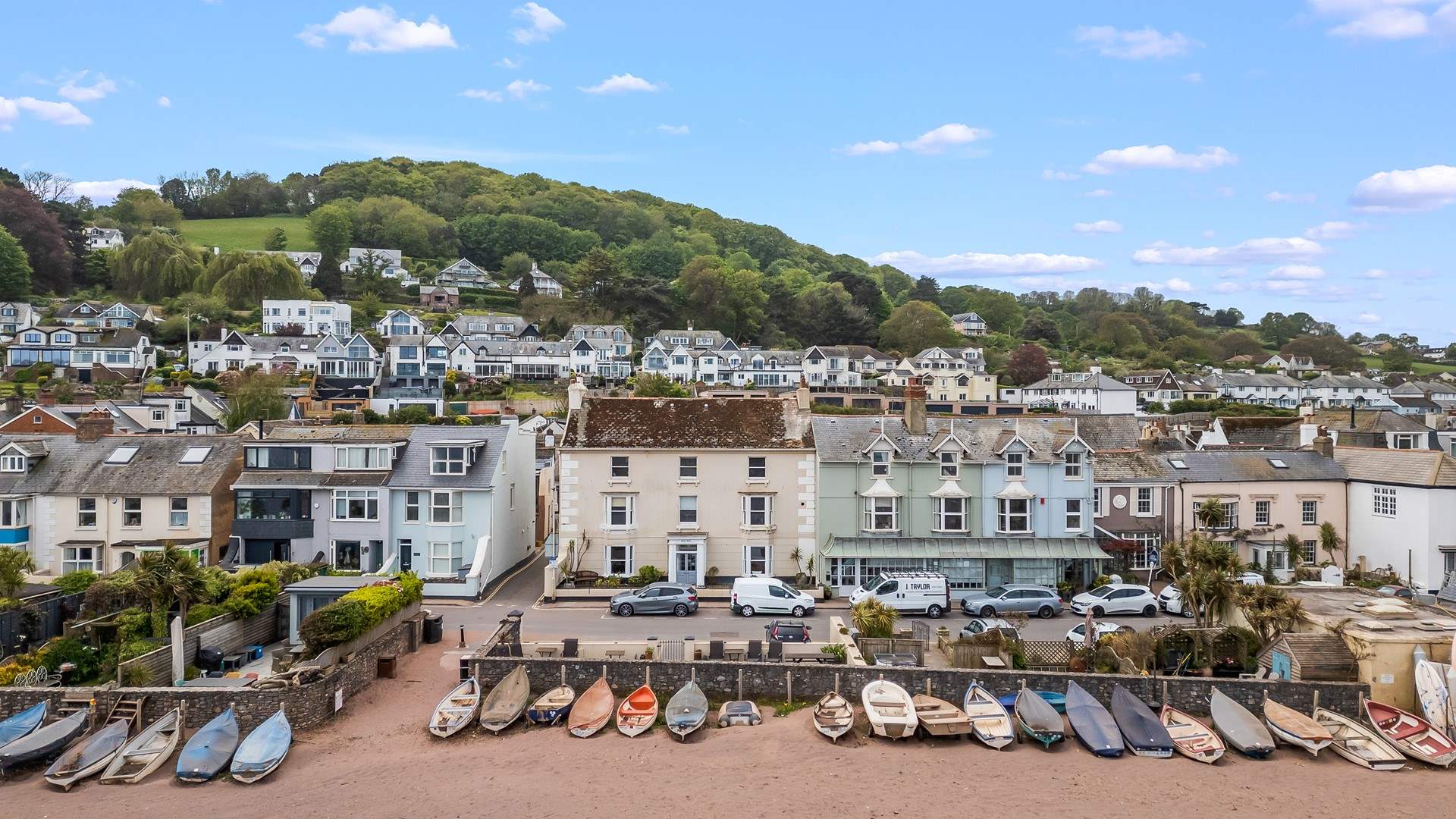 This great aerial shot shows just how central and perfectly positioned you are within the beautiful village of Shaldon. The Sandy Den is the ground floor apartment to the left of the front door of the cream building.