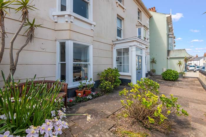 The Sandy Den is a 1 bedroom, dog friendly apartment with sea views in Shaldon, Devon.