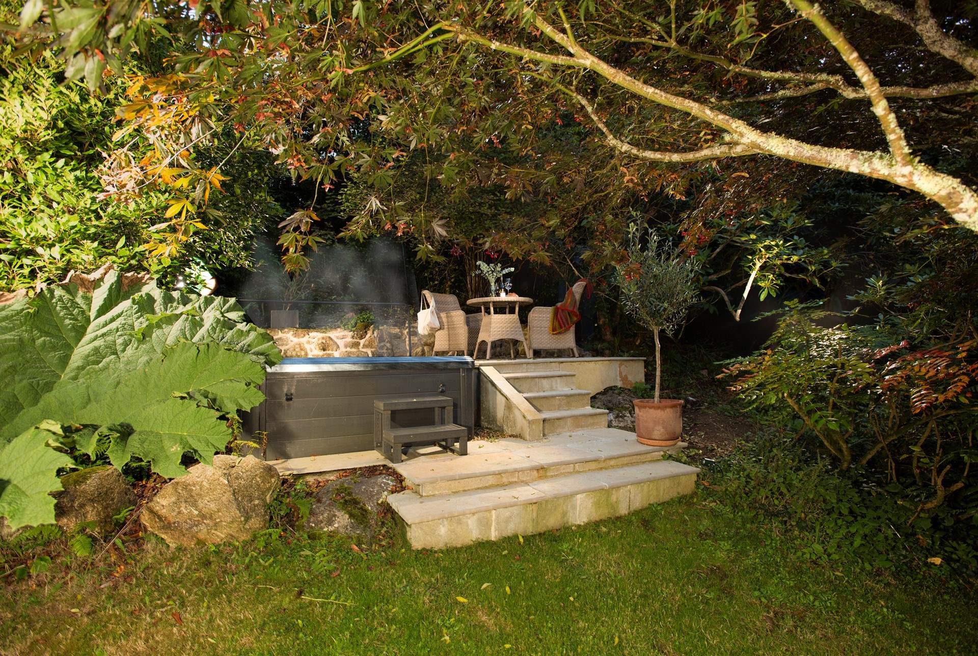 A magical evening setting for a dip in the hot tub. Please do use the steps as there is a gap between the tub and the terrace.