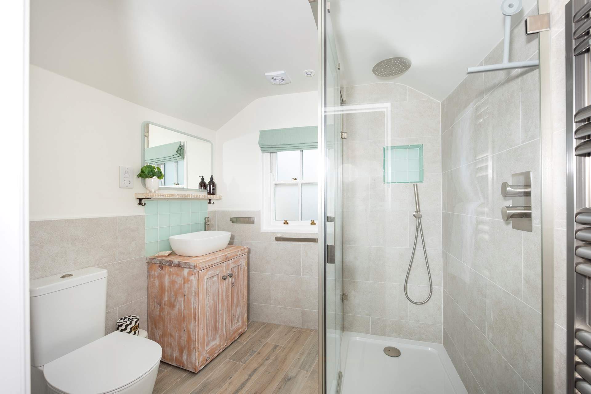 The en suite shower-room.