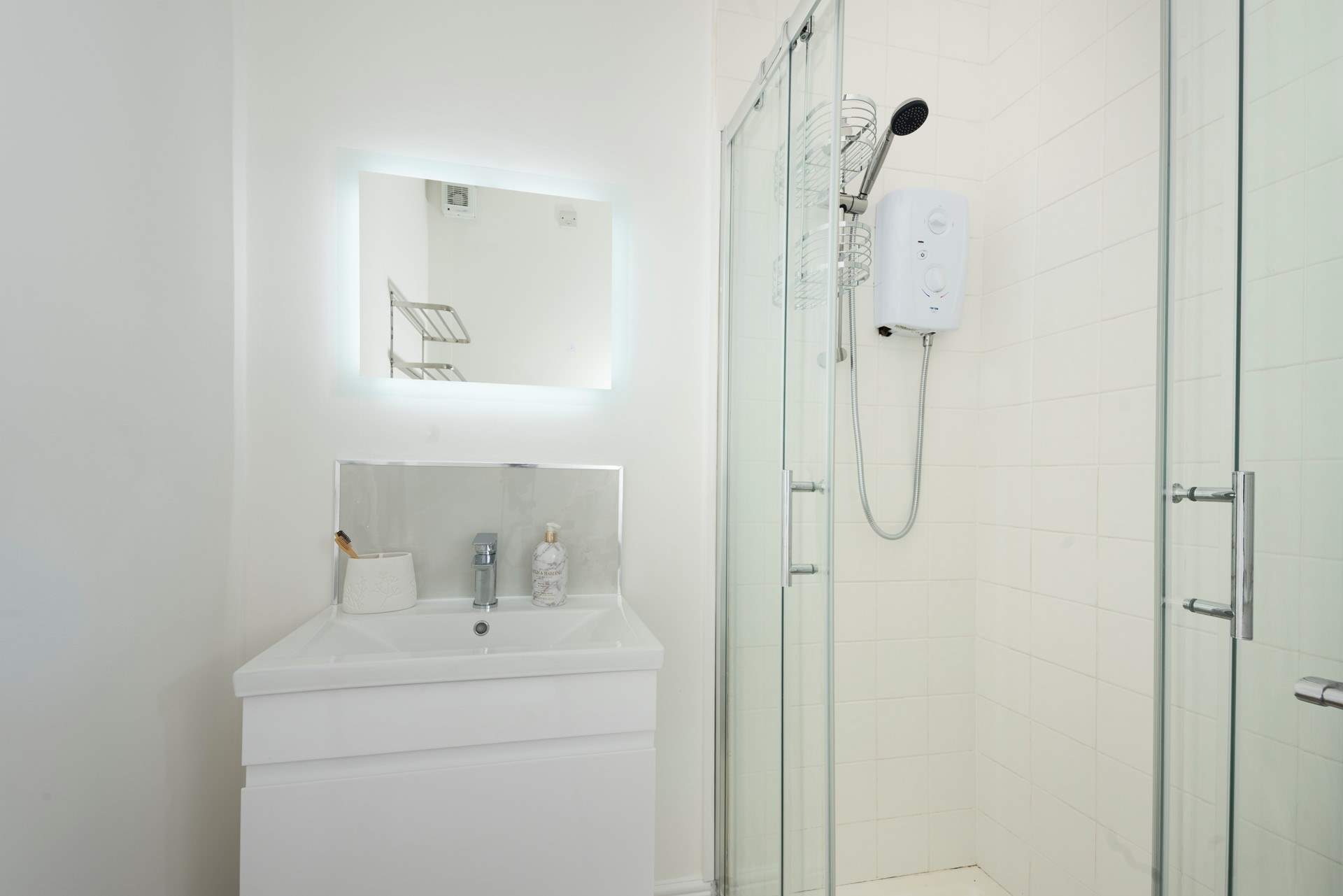 The en suite shower-room.