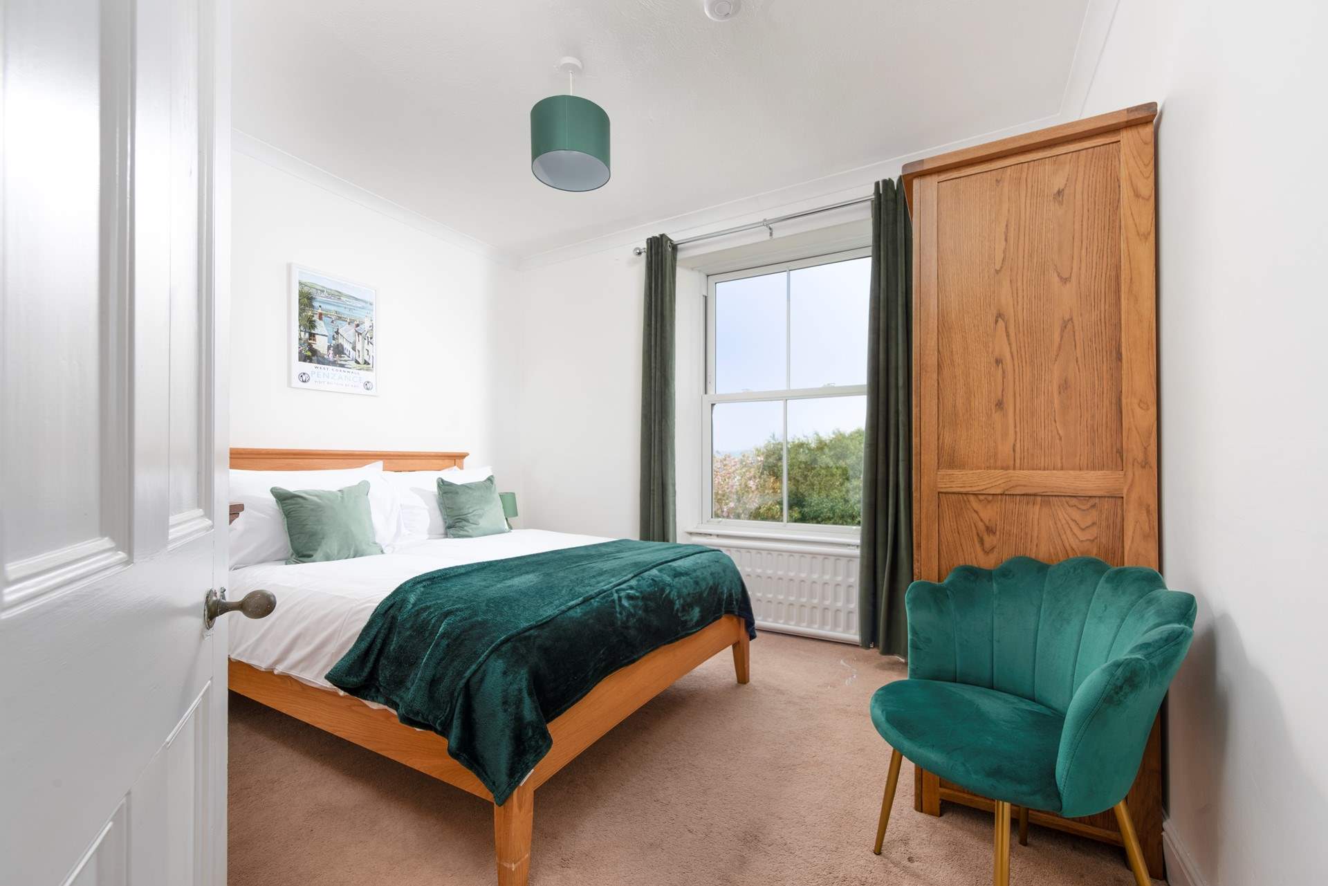 A stylish bedroom (4) for perfect restful nights.