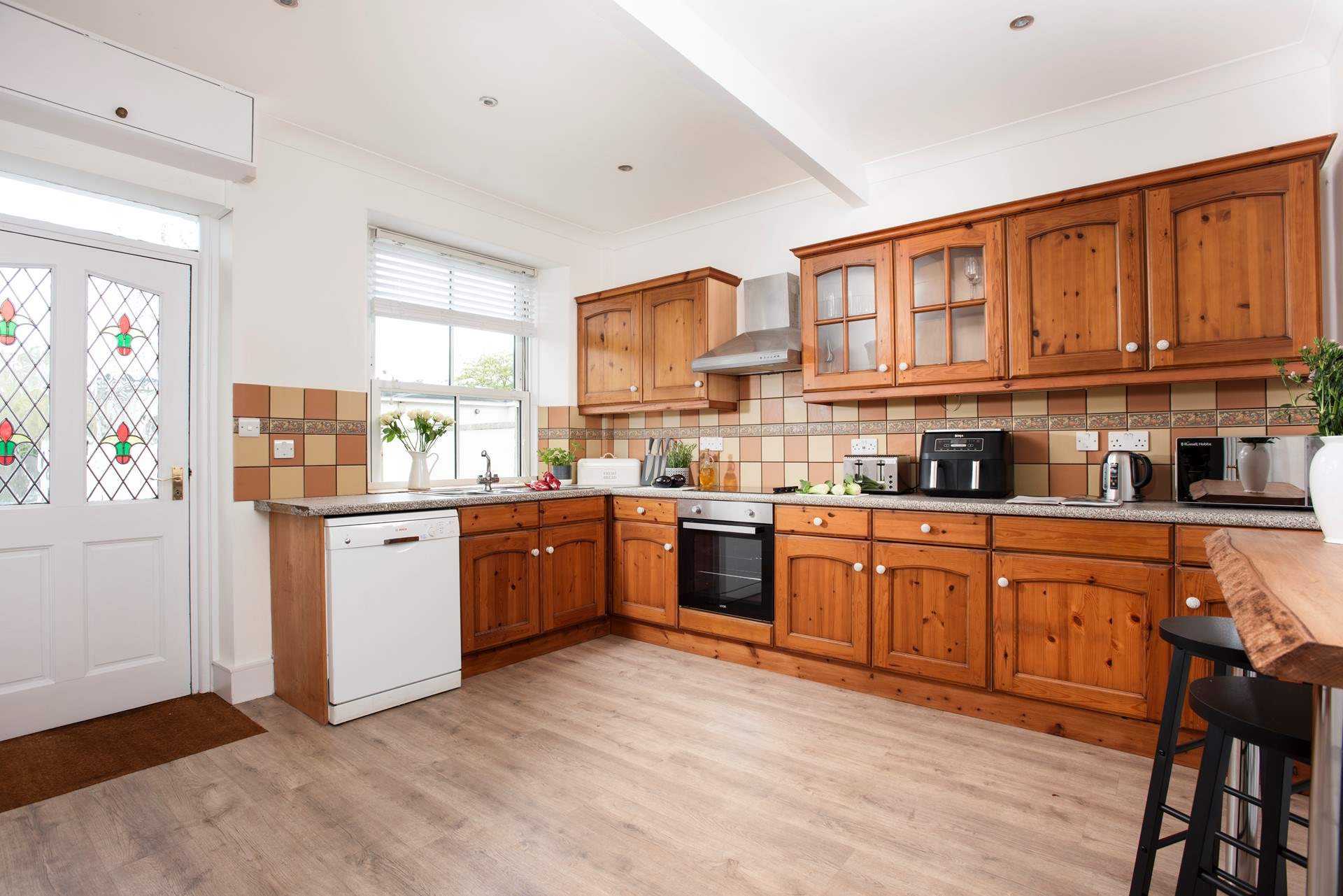 Thoughtfully equipped for preparing relaxed family suppers. The door leads to the garden.