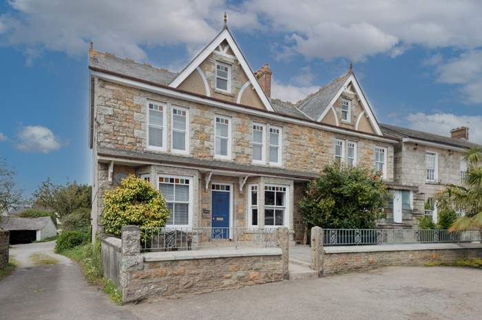 Trelynden is a 4 bedroom, dog friendly cottage near the beach near Marazion.