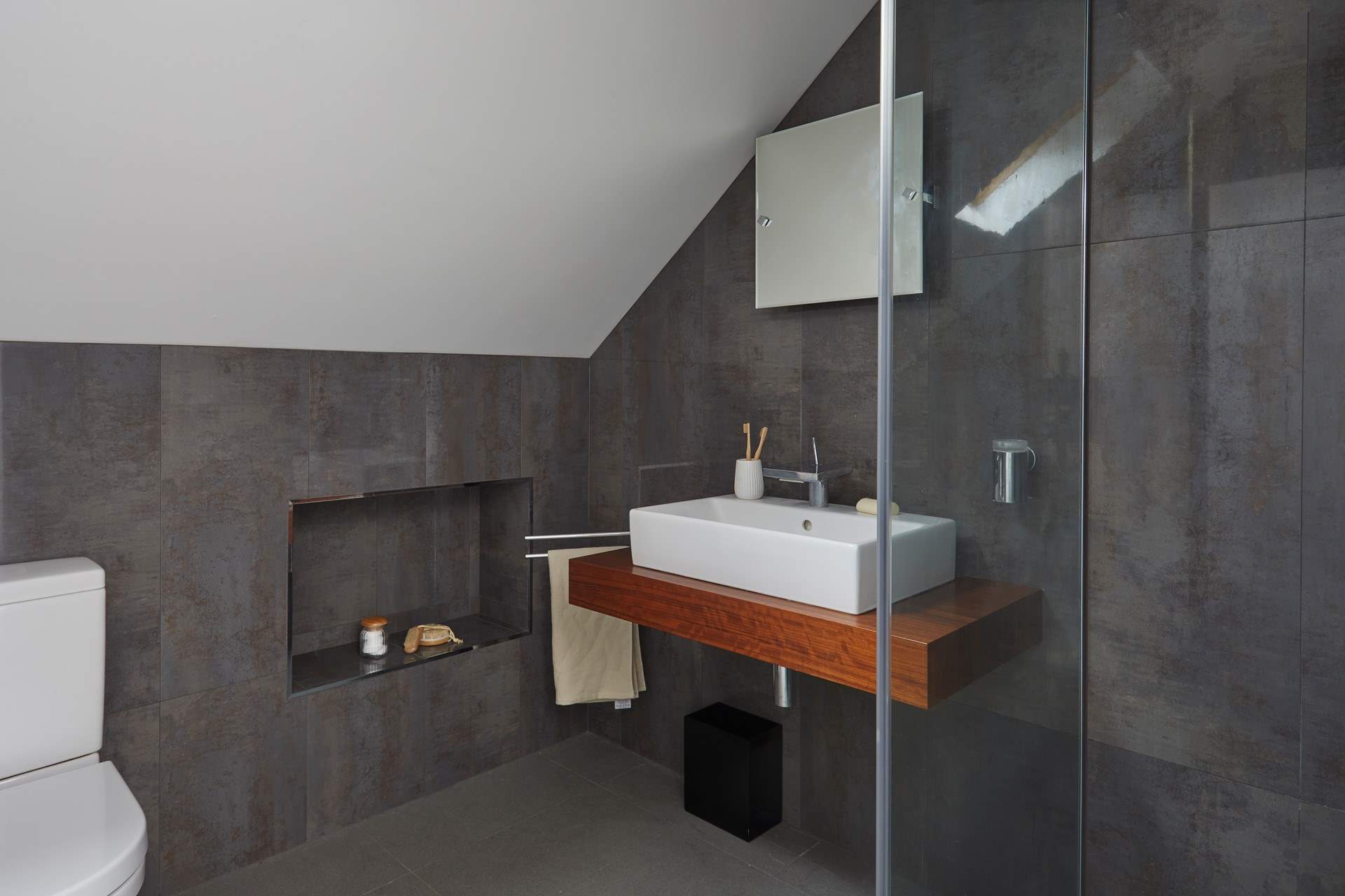 Take a refreshing shower in the second floor shower-room.