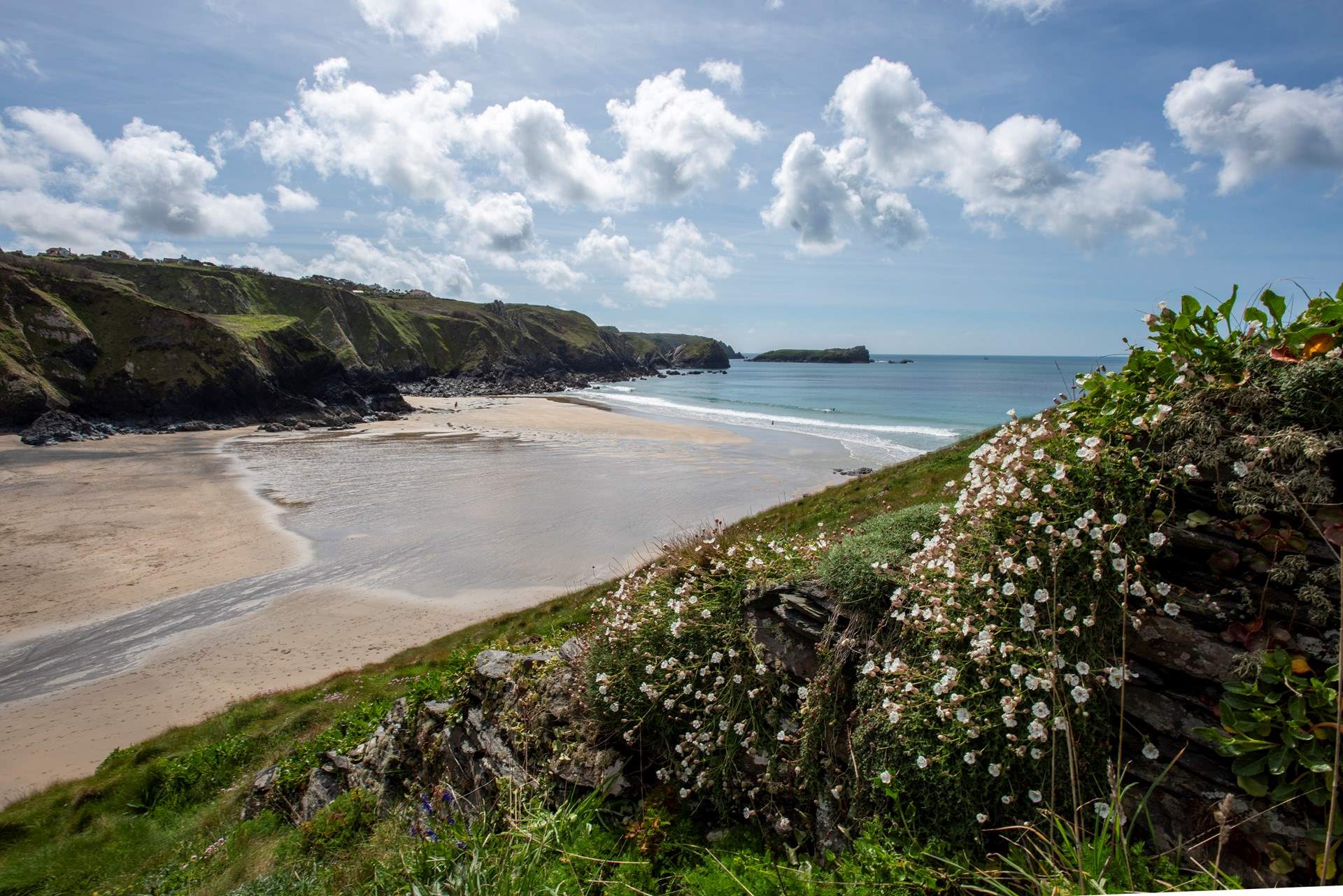 The sandy shores of Polurrian Beach are not far from Robinsons Cottage.