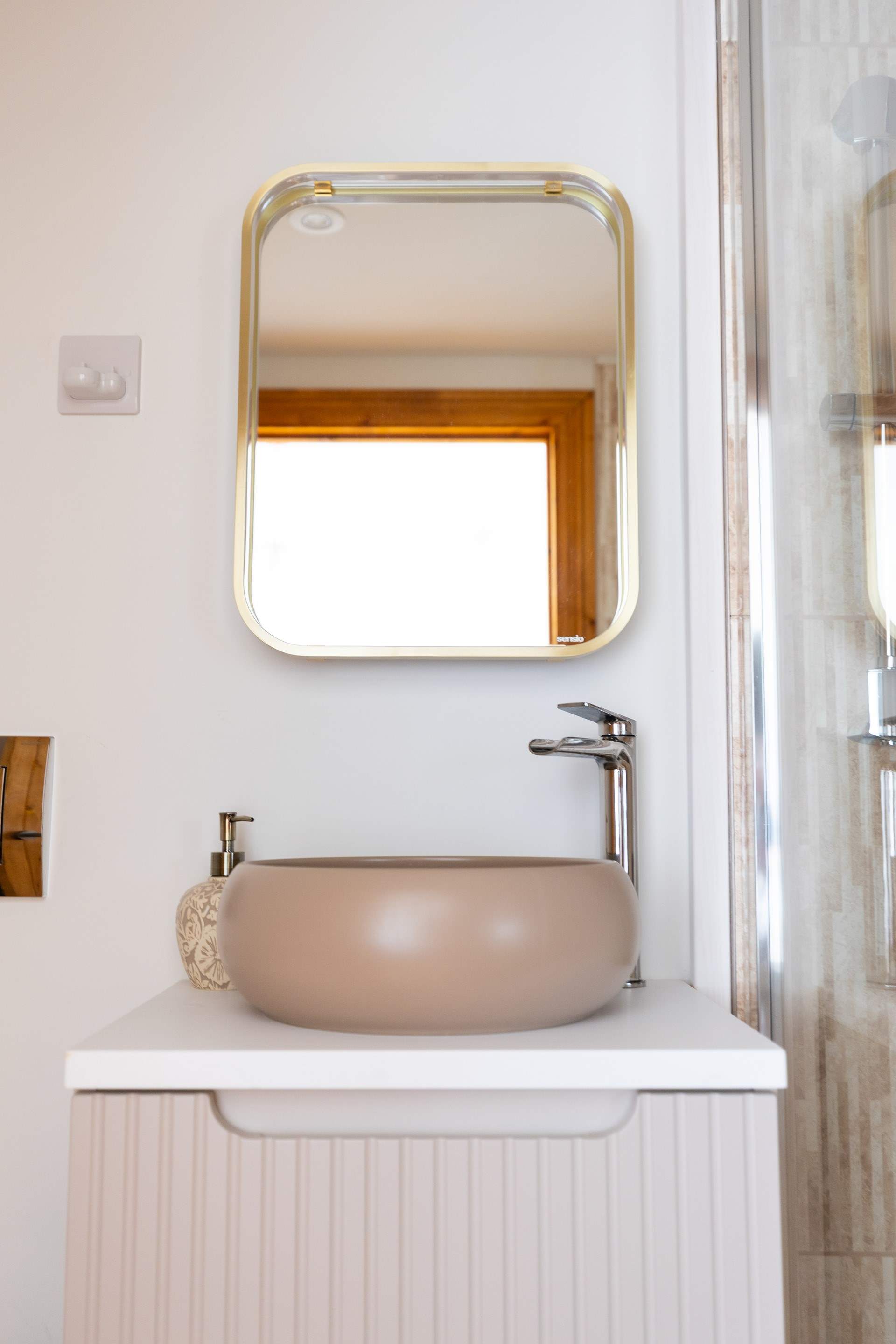 A second stylish shower-room combining modern style with everyday convenience.