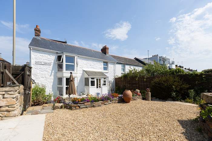 1 South Terrace is a 3 bedroom, dog friendly cottage with sea views in Penzance, Cornwall.