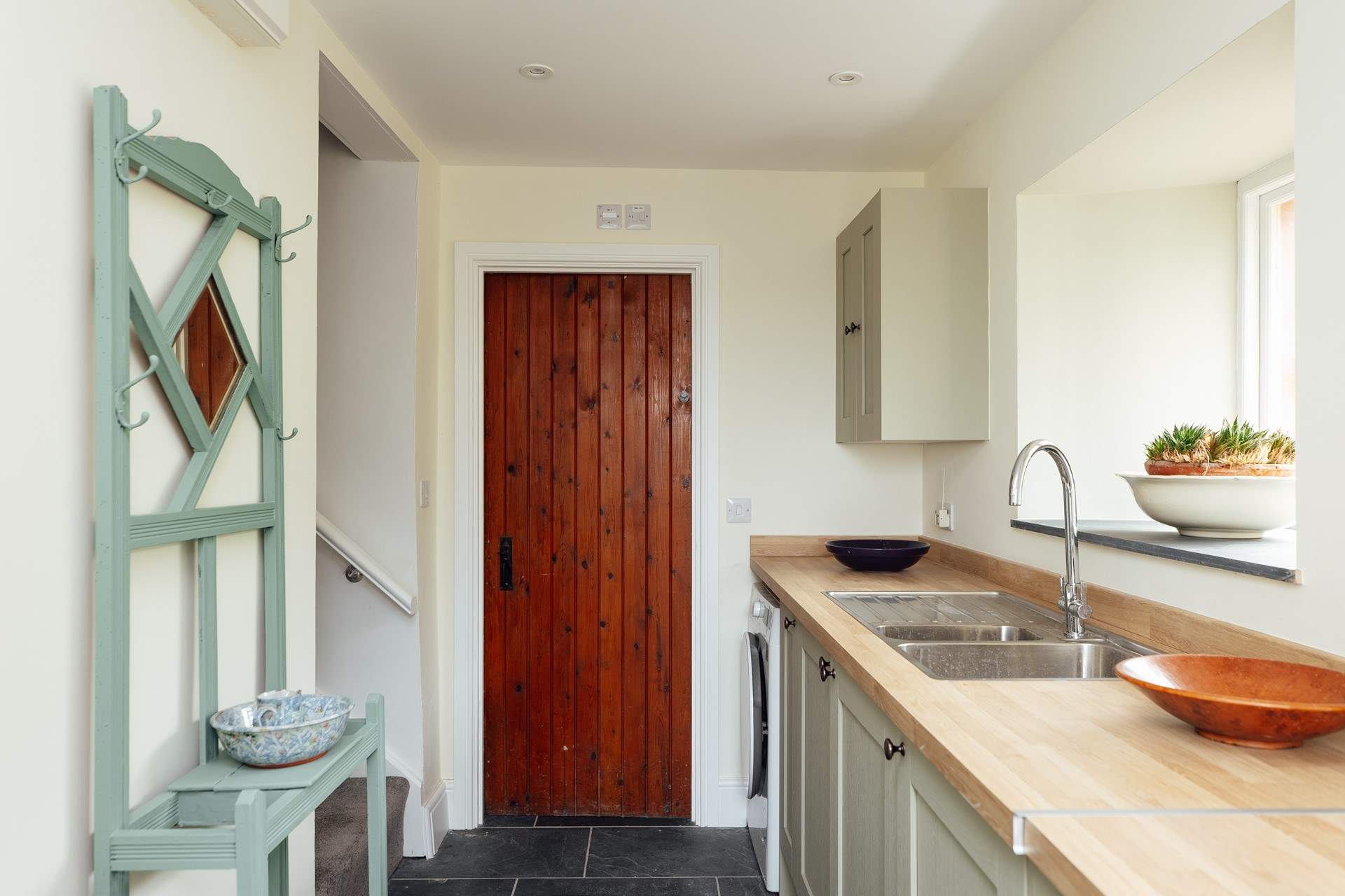 The useful utility-room is ideal for dog care. They will love it here. 