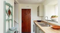 The useful utility-room is ideal for dog care. They will love it here. 