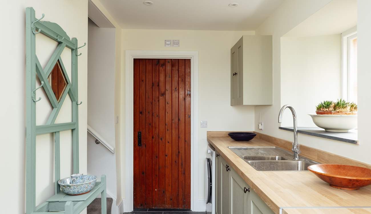 The useful utility-room is ideal for dog care. They will love it here. 