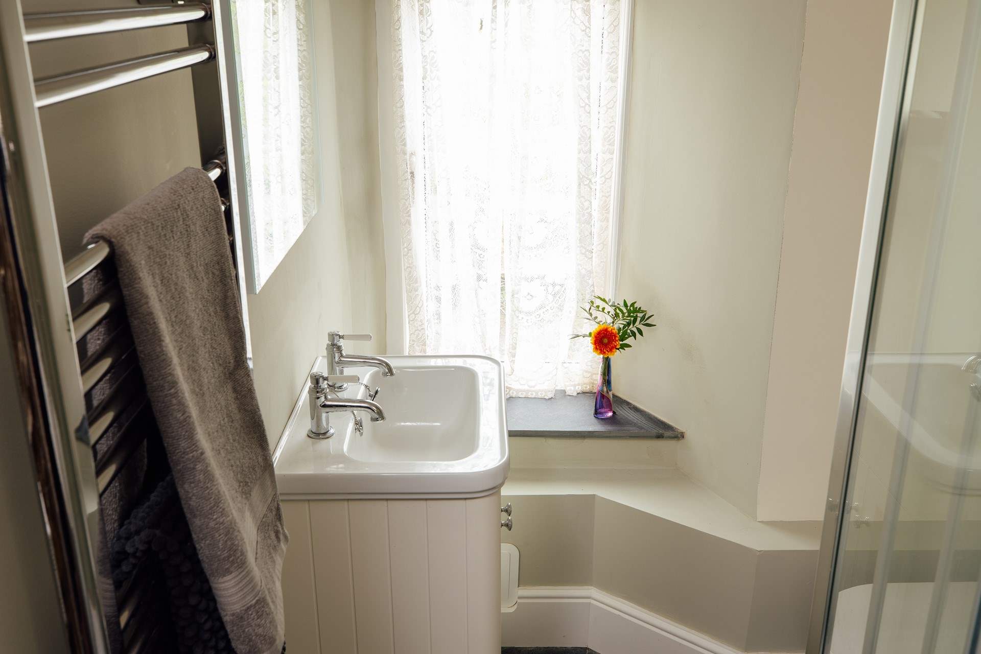 Sweet modern bathroom. 