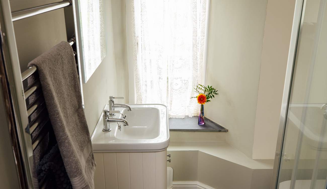 Sweet modern bathroom. 