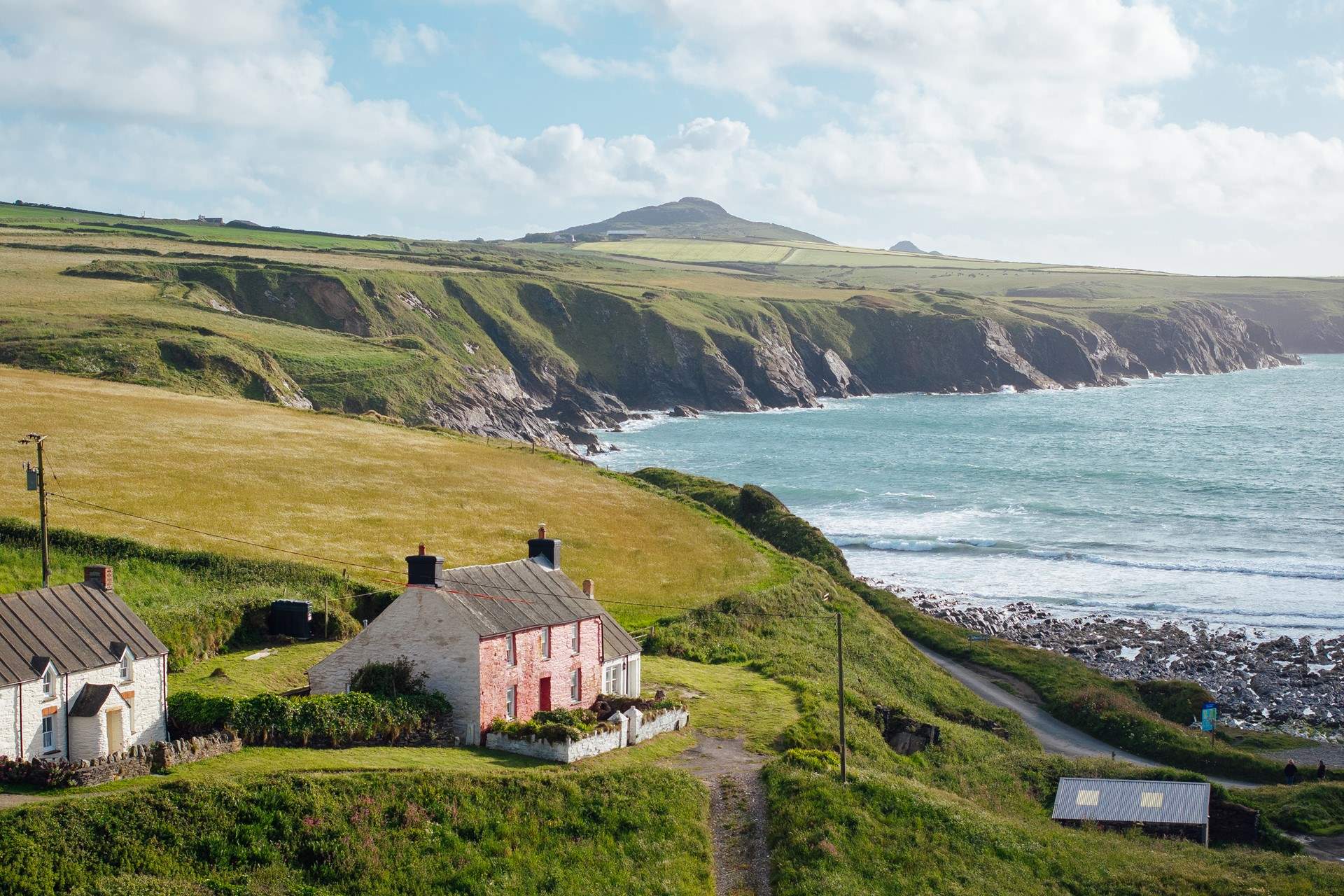 Surround yourself with the rugged, wild beauty of the magnificent Pembrokeshire coast and the sound of the sea in The Beach House, just a two minute stroll to glorious Abereiddy Beach and the enchanting Blue Lagoon. 