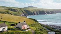 Surround yourself with the rugged, wild beauty of the magnificent Pembrokeshire coast and the sound of the sea in The Beach House, just a two minute stroll to glorious Abereiddy Beach and the enchanting Blue Lagoon. 