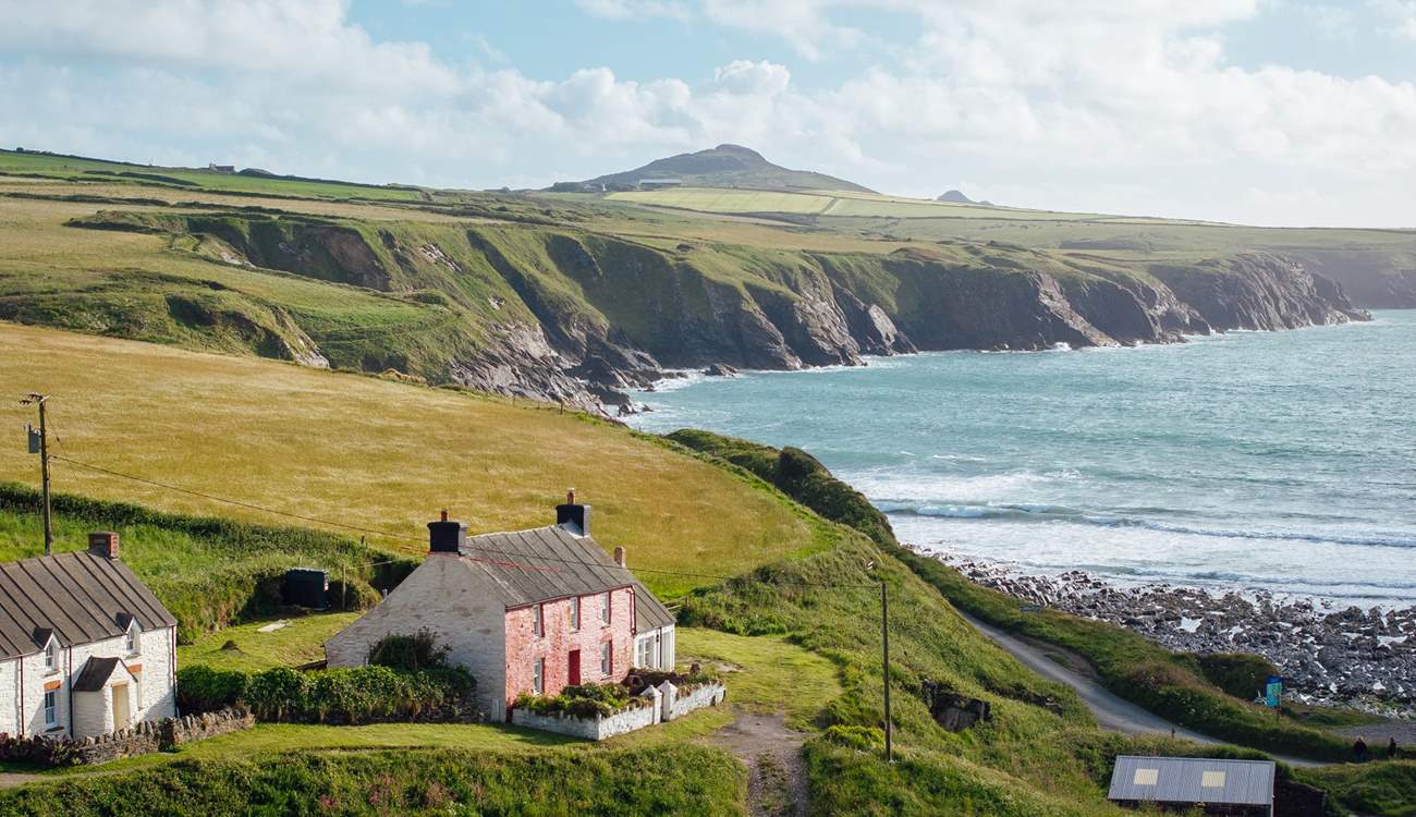 Surround yourself with the rugged, wild beauty of the magnificent Pembrokeshire coast and the sound of the sea in The Beach House, just a two minute stroll to glorious Abereiddy Beach and the enchanting Blue Lagoon. 