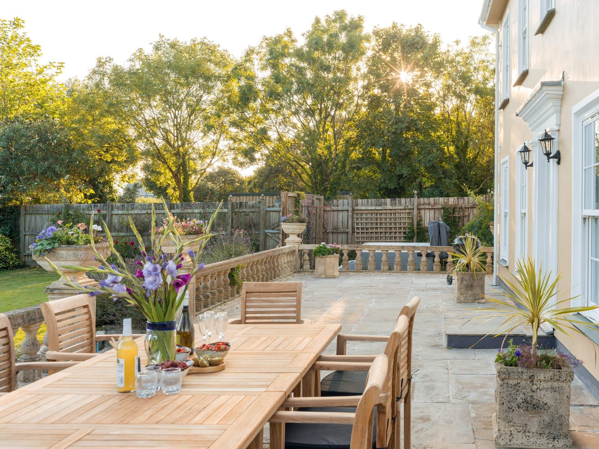 Leisurely meals in the fresh Cornish air.