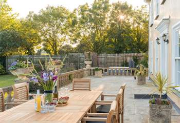 Leisurely meals in the fresh Cornish air.