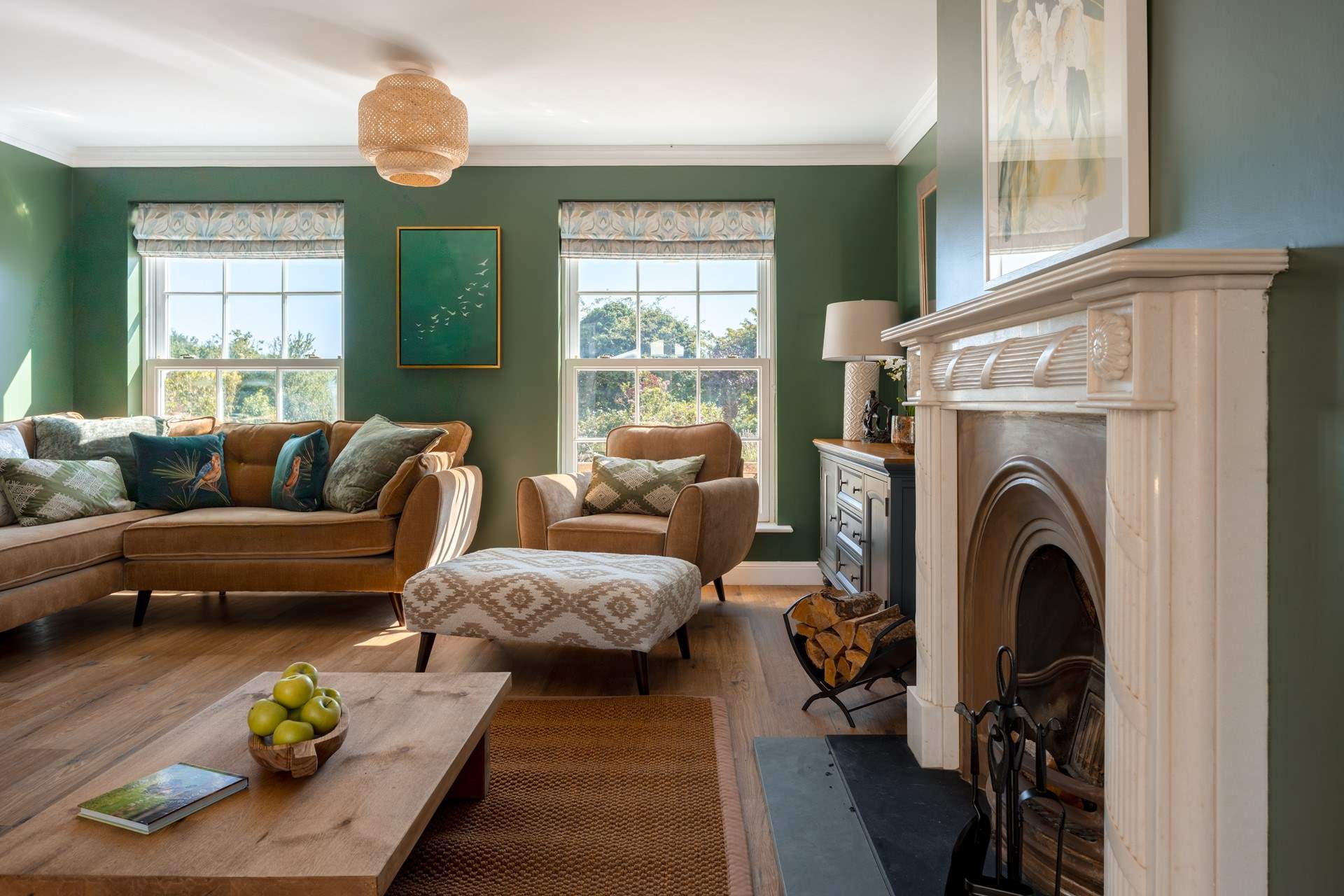 Stunning garden views, the perfect backdrop for relaxing together.