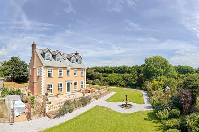 Trevaskis Farmhouse is a 6 bedroom, dog friendly self catering home near Hayle, West Cornwall.