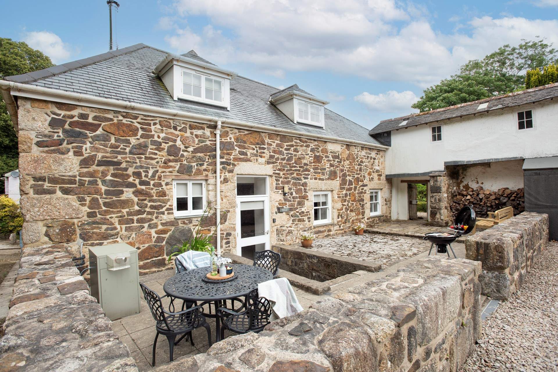 Welcome to Apple Loft Cottage, nestled in the stunning grounds of Nancealverne House.