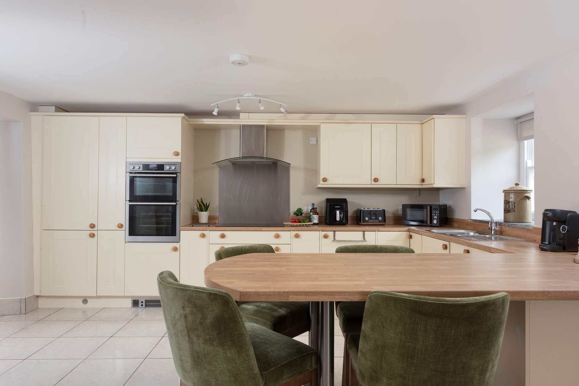  Plenty of room to prepare, dine and make holiday memories together.