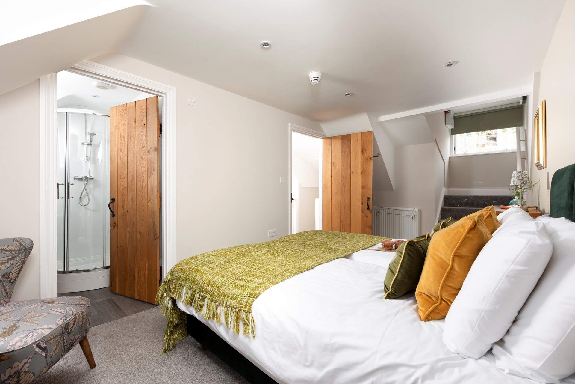 It has a modern en suite shower-room.