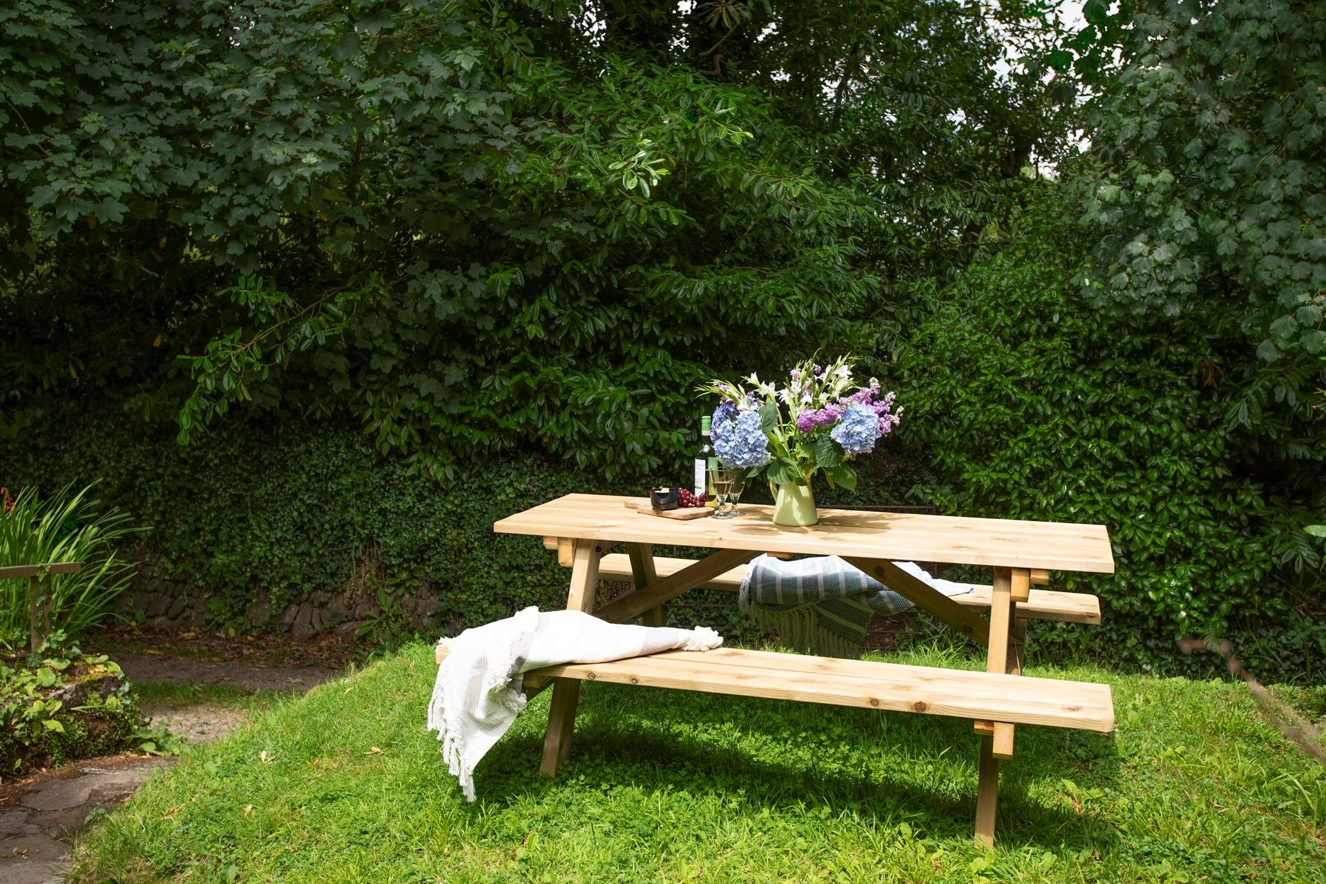 Dine al fresco whilst listening to the birdsong.