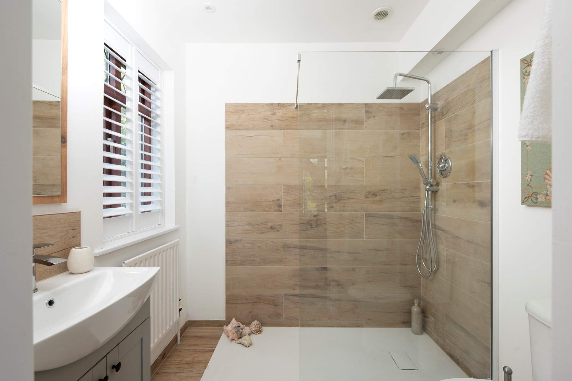 And here also another en suite shower-room with a large walk-in shower.