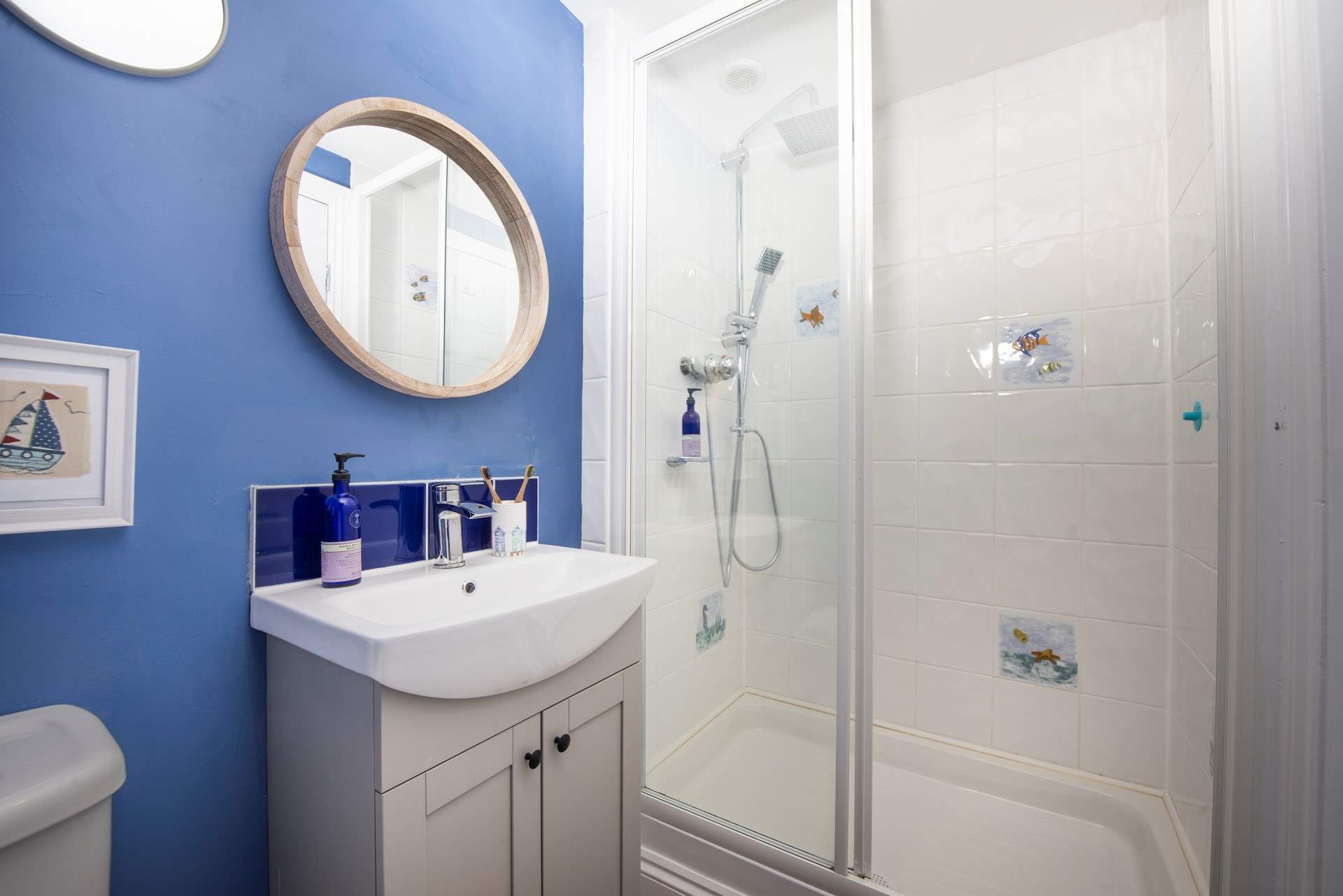 and an en suite shower-room.