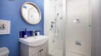 and an en suite shower-room.