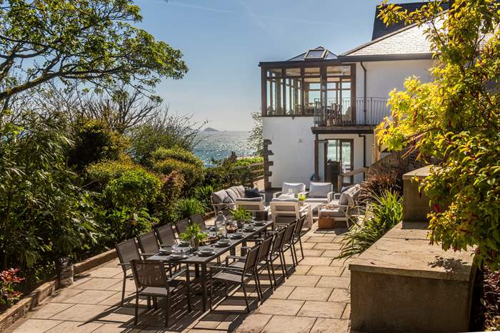 Pen Den Har is a 6 bedroom, dog friendly home with sea views in Kingsand, Cornwall.
