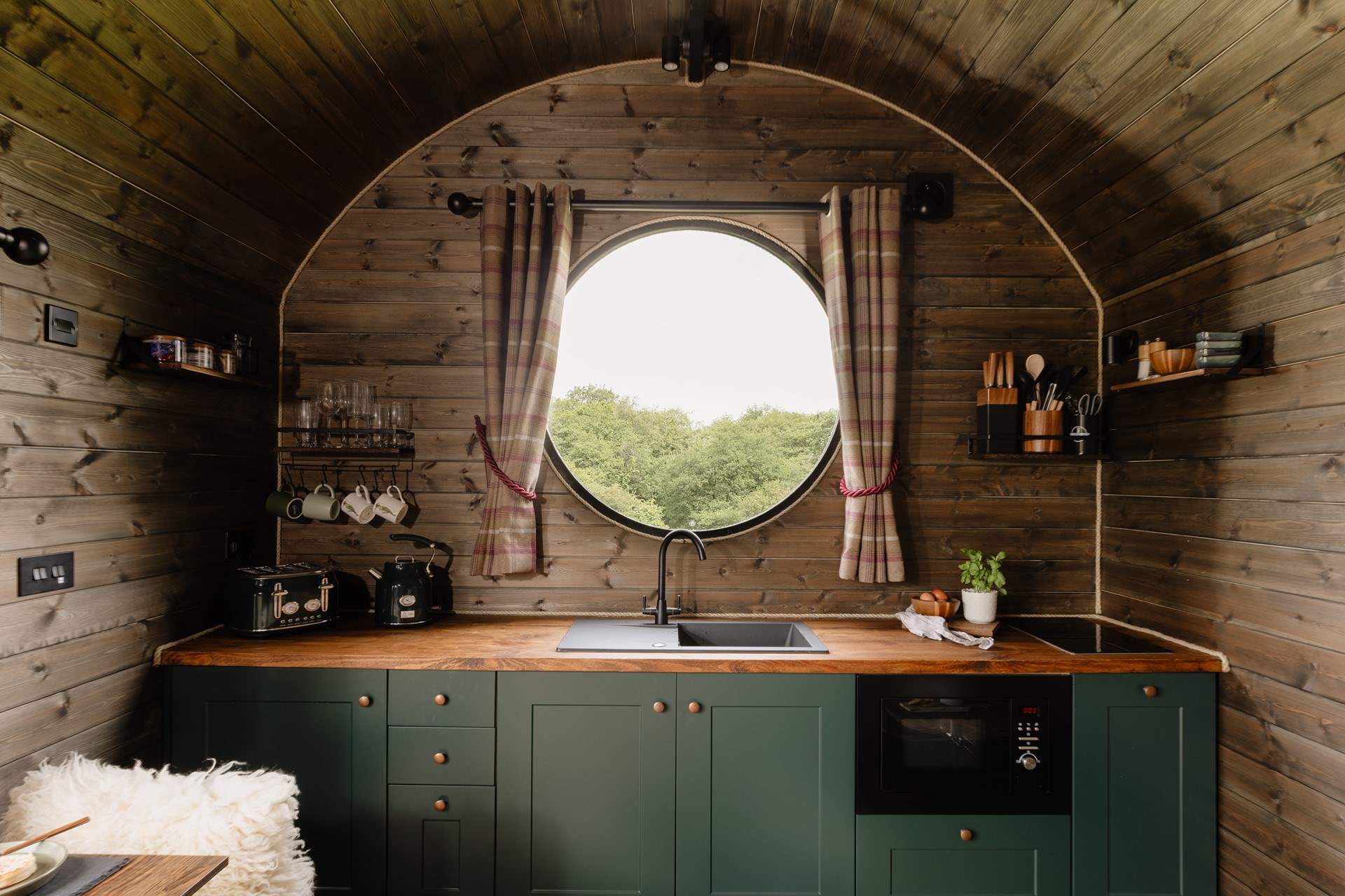 The stylish kitchen is perfectly equipped for your stay in nature.