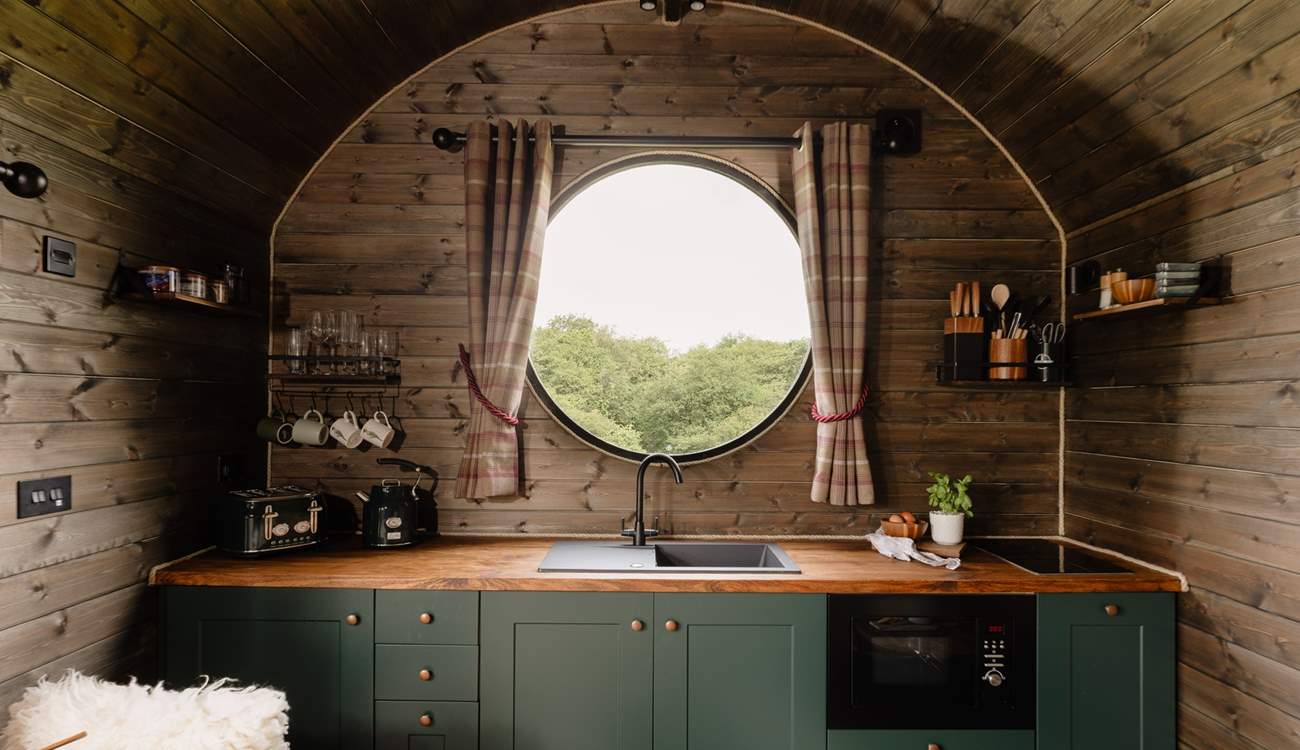 The stylish kitchen is perfectly equipped for your stay in nature.