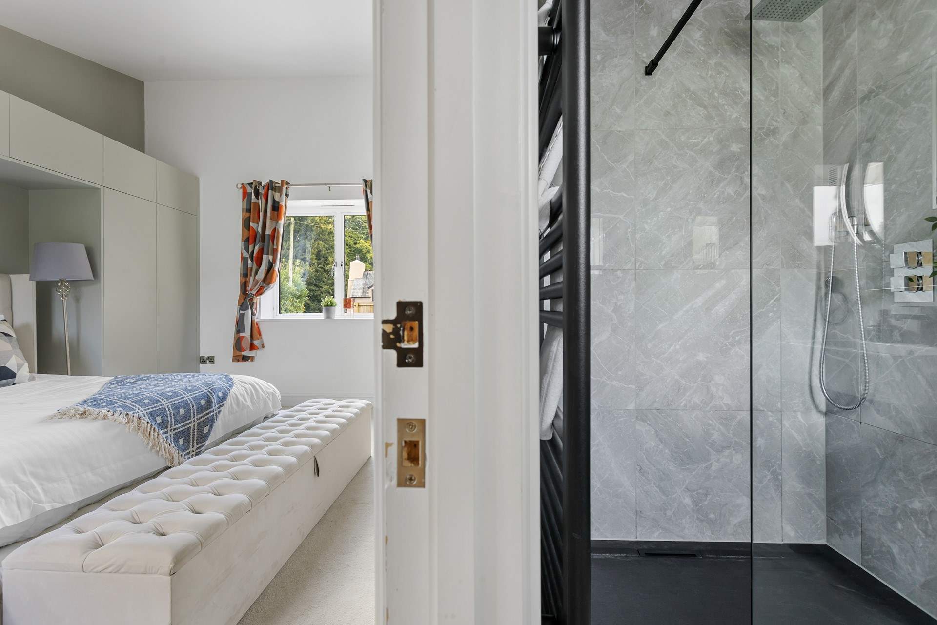 And the delights of an en suite shower-room.
