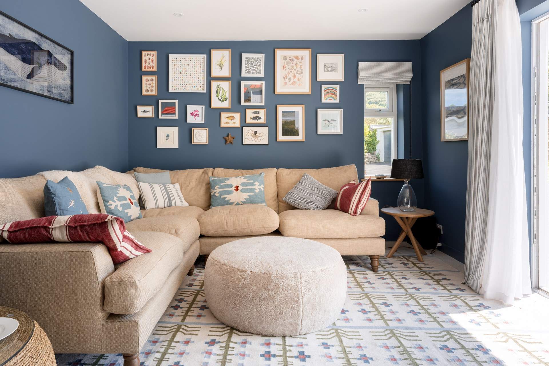 Watch movies in true comfort in the stylish television-room.