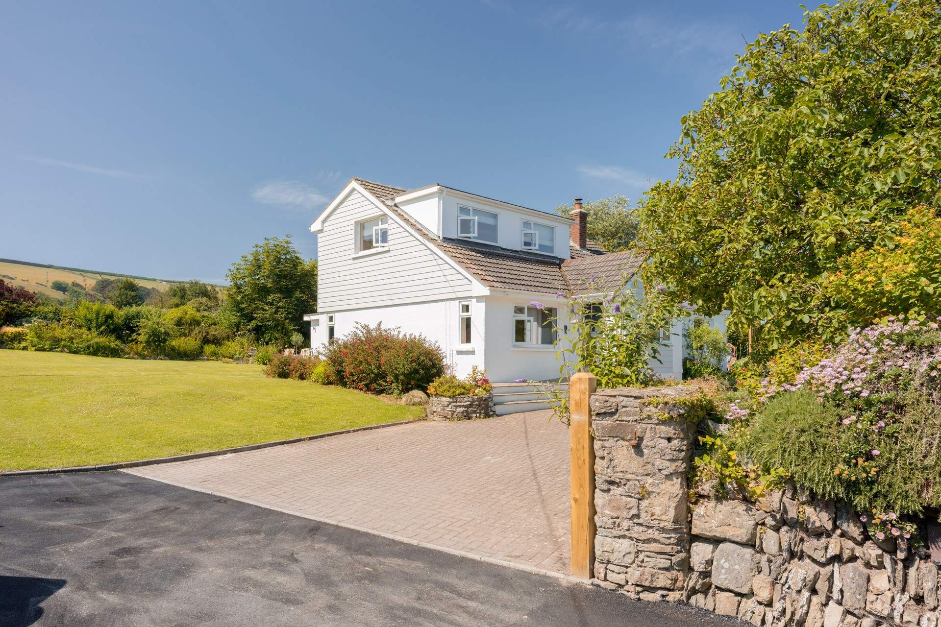 Drive through the gate from the lane and enjoy your first moments at Sea Whisper.