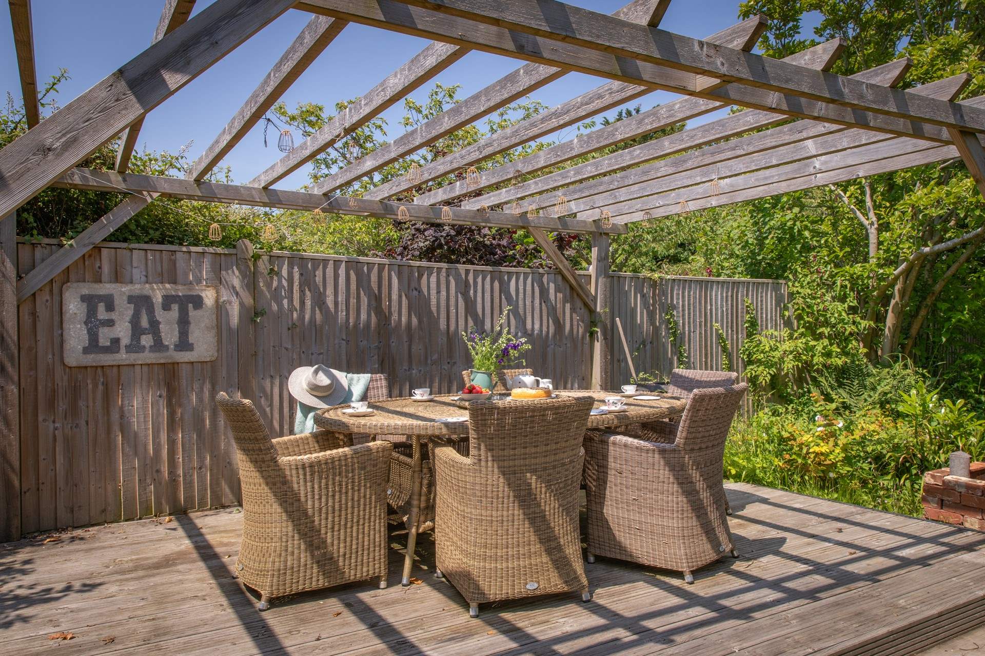 Al fresco dining and entertaining under the pergola.
