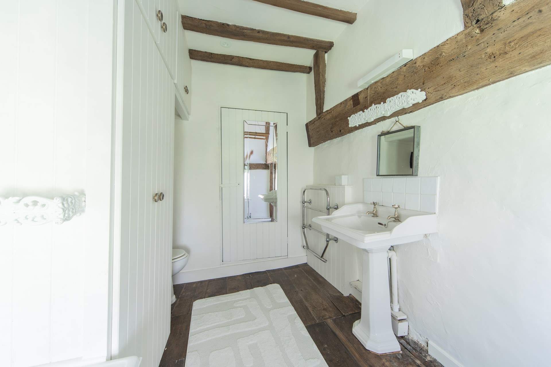More of the en suite bathroom.