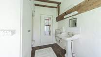 More of the en suite bathroom.