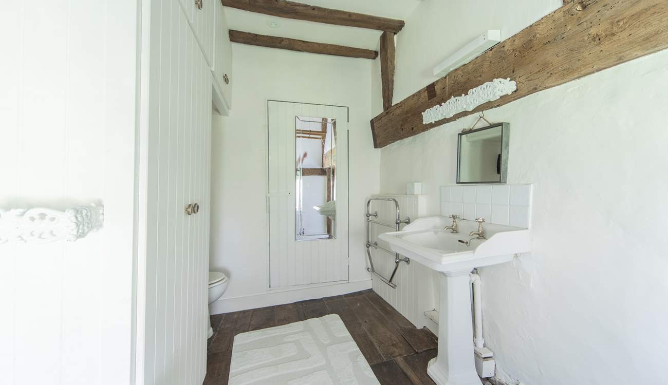 More of the en suite bathroom.