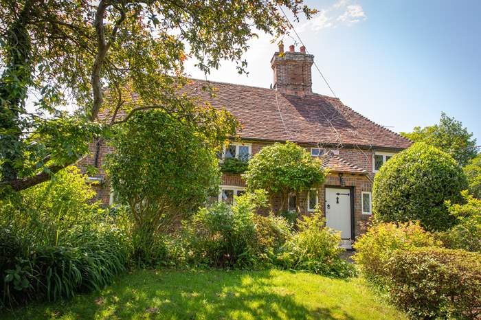 Broyle Cottage is a 3 bedroom, dog friendly self catering cottage near Hailsham.
