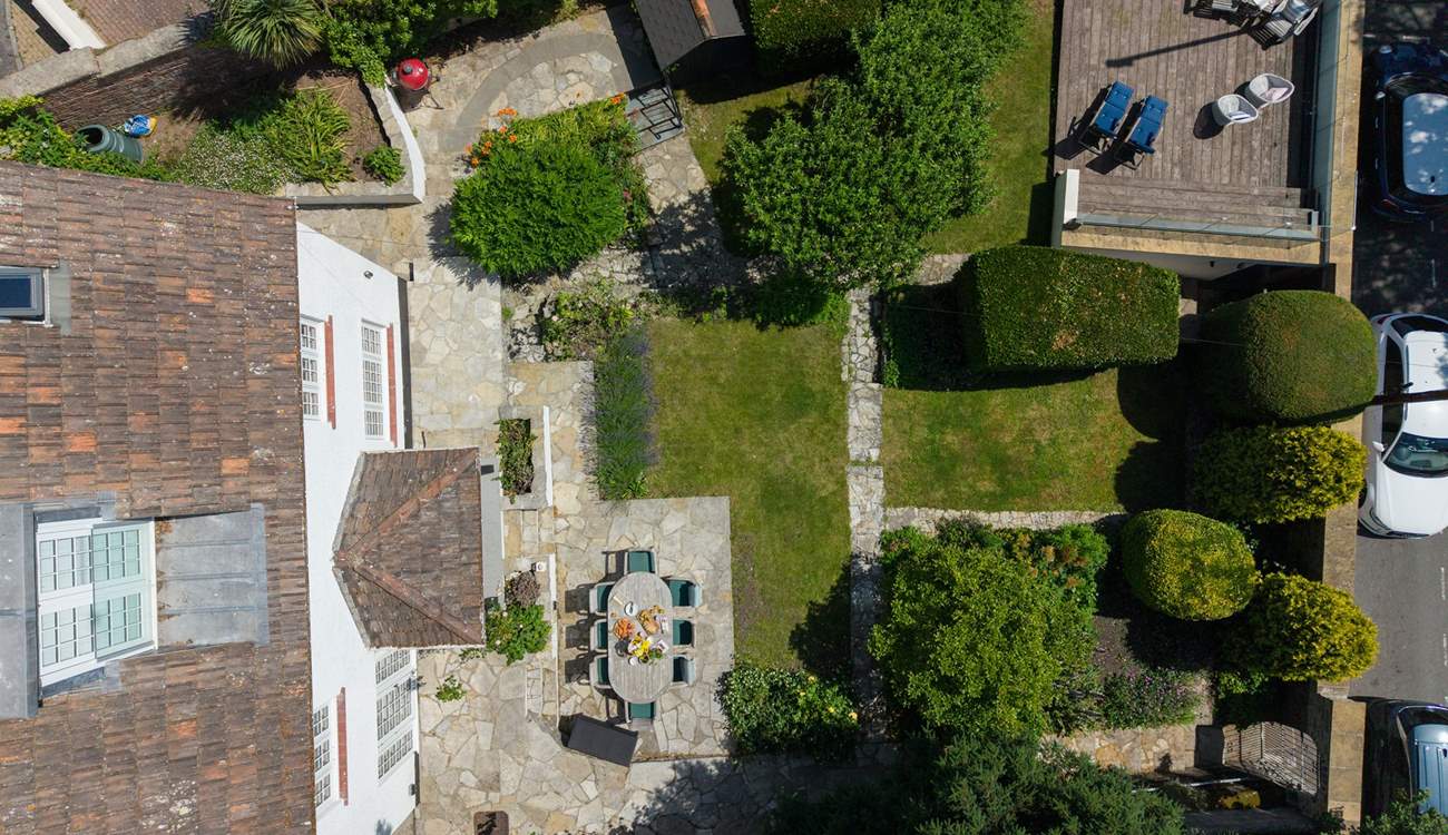 The enclosed grounds of Langmoor House are just as impressive as the interiors. Seen here from above you have a dining-area, lawns, a barbecue-area, shady patio and a sun deck with captivating sea views.