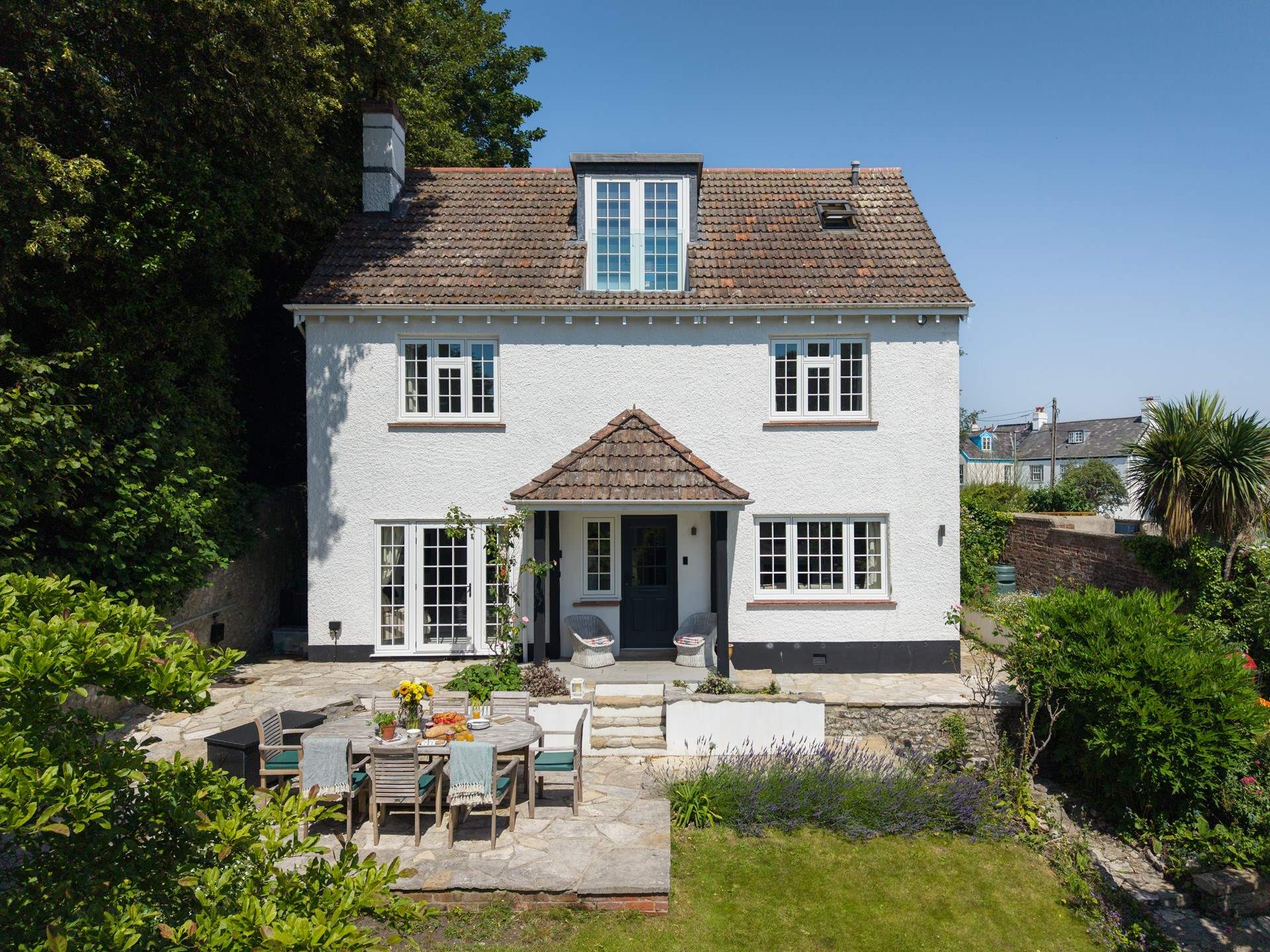 Welcome to the stunning Langmoor House. Sitting in a commanding elevated position this sea view property is perfect for groups, celebrations and lovers of the Jurassic Coast. 