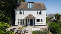 Welcome to the stunning Langmoor House. Sitting in a commanding elevated position this sea view property is perfect for groups, celebrations and lovers of the Jurassic Coast. 